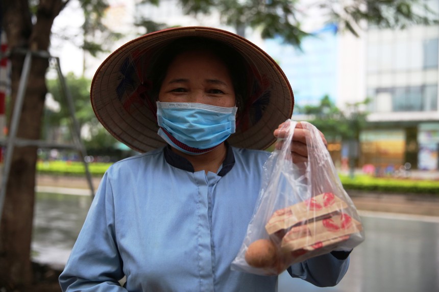 “Nếu khó khăn cứ đến lấy“: Cảnh ấm ấp tình người trong lúc đối phó với dịch Covid - 19