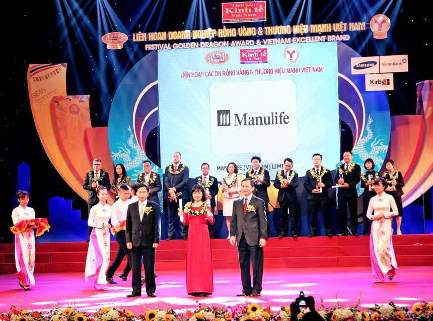Bà Trịnh Bích Ngọc, Giám đốc Chi nhánh miền Bắc của Manulife Việt Nam đại diện Công ty nhận Giải thưởng Rồng Vàng 2014 