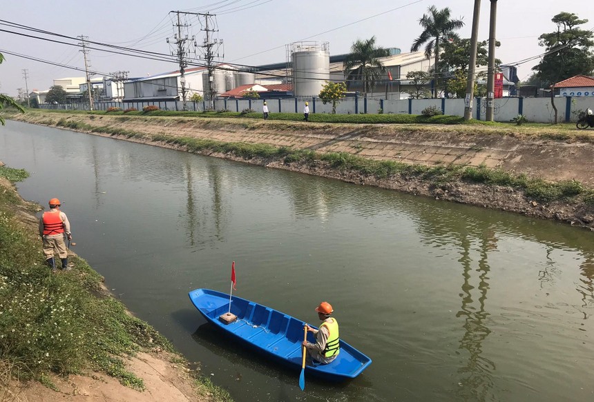 Hoạt động dọn rác lòng kênh chung Trạm bơm Như Quỳnh (Văn Lâm, Hưng Yên) được La Vie thực hiện hằng ngày trong nhiều năm qua.