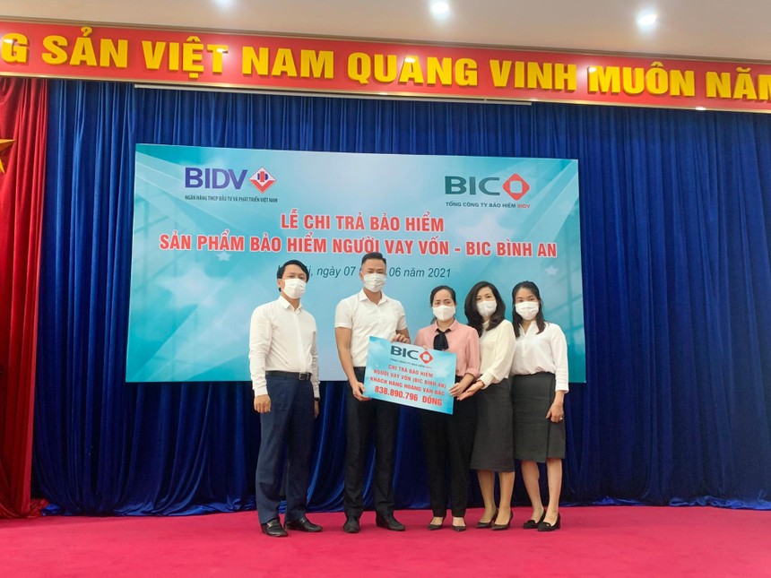 BIC chi trả hơn 830 triệu đồng quyền lợi bảo hiểm cho khách hàng vay vốn tại BIDV Đông Hà Nội