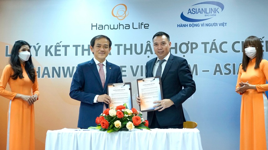 Ông Đào Duy Ninh, Phó tổng giám đốc Phát triển Chiến lược và Kênh phân phối của Hanwha Life Việt Nam và ông Trần Sỹ Khuê, Chủ tịch Hội đồng quản trị - Tổng giám đốc Công ty cổ phần ASIANLINK thỏa thuận ký kết hợp tác