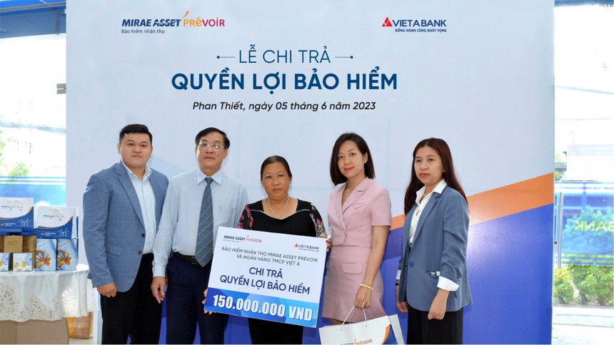 Mirae Asset Prévoir và VietABank chi trả quyền lợi cho khách hàng mắc bệnh hiểm nghèo