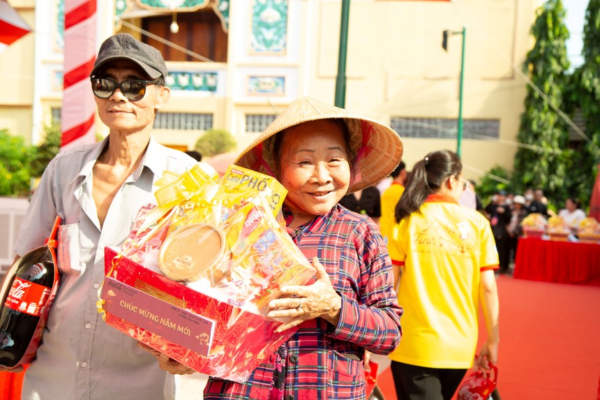 Coca-Cola trao tặng 2.450 phần quà với tổng giá trị hơn 1,4 tỷ cho người dân và hộ gia đình khó khăn