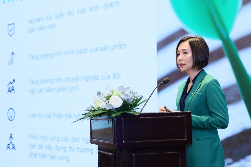 Bà Tina Nguyễn, Tổng giám đốc Manulife Việt Nam phát biểu tại Hội thảo
