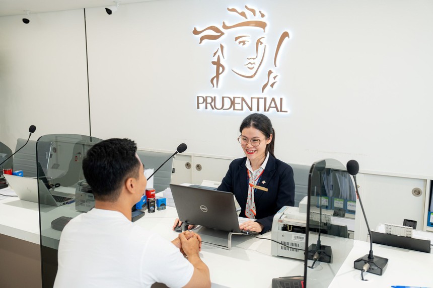 Prudential Việt Nam tặng quà cho các khách hàng tham gia bảo hiểm bảo vệ sức khỏe