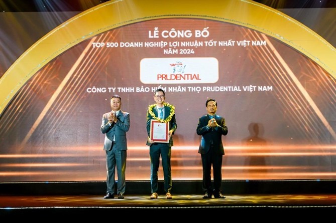 Ông Nguyễn Anh Tuấn - Giám đốc Kênh PruVenture đại diện Prudential Việt Nam tham dự sự kiện vinh danh do Vietnam Report tổ chức vào tháng 10/2024