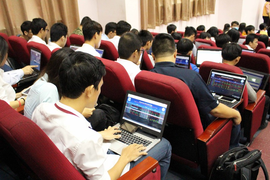 Nhà đầu tư sinh viên tham gia sàn giao dịch offline