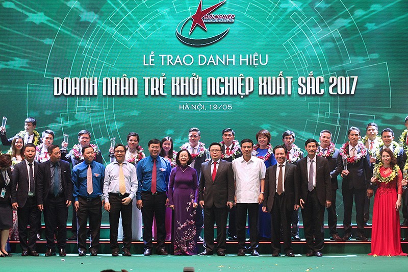 Trao cúp 10 Doanh nhân trẻ khởi nghiệp xuất sắc 2017