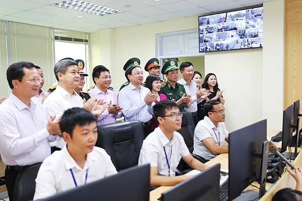 Ông Nguyễn Xuân Ký, Bí thư Tỉnh ủy Quảng Ninh phát lệnh đóng điện ra đảo Trần sáng ngày 2/9/2020.