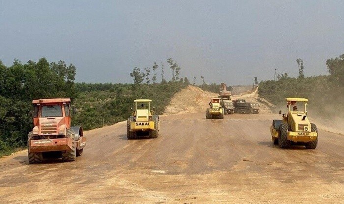 Mặt bằng cho dự án cao tốc Bắc-Nam hiện vẫn còn "xôi đỗ" ở một số địa phương. Ảnh: VGP.