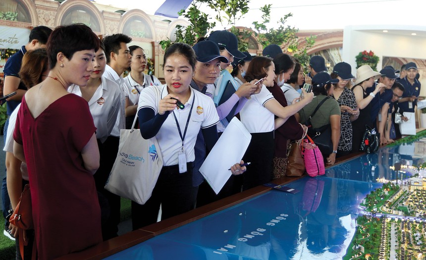 Thu nhập của khách hàng còn bị tác động bởi bệnh dịch nên chưa sẵn sàng để vay mua nhà. Ảnh: Lê Toàn