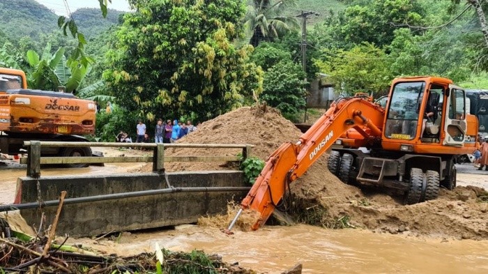 Phương tiện khơi thông cầu cống đảm bảo thoát nước lũ, bảo vệ công trình cầu trên tuyến quốc lộ, đường Hồ Chí Minh do Cục QLĐB III quản lý. (Ảnh: Xuân Huy)