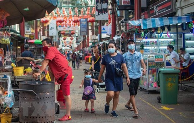 Người dân đeo khẩu trang phòng lây nhiễm COVID-19 tại Kuala Lumpur, Malaysia. (Nguồn: THX/TTXVN)