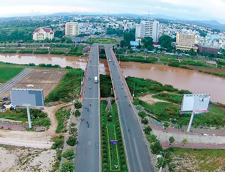 Kon Tum - thành phố lưng chừng đồi nằm bên canh dòng Đăk Bla hùng vĩ. Ảnh: HTL