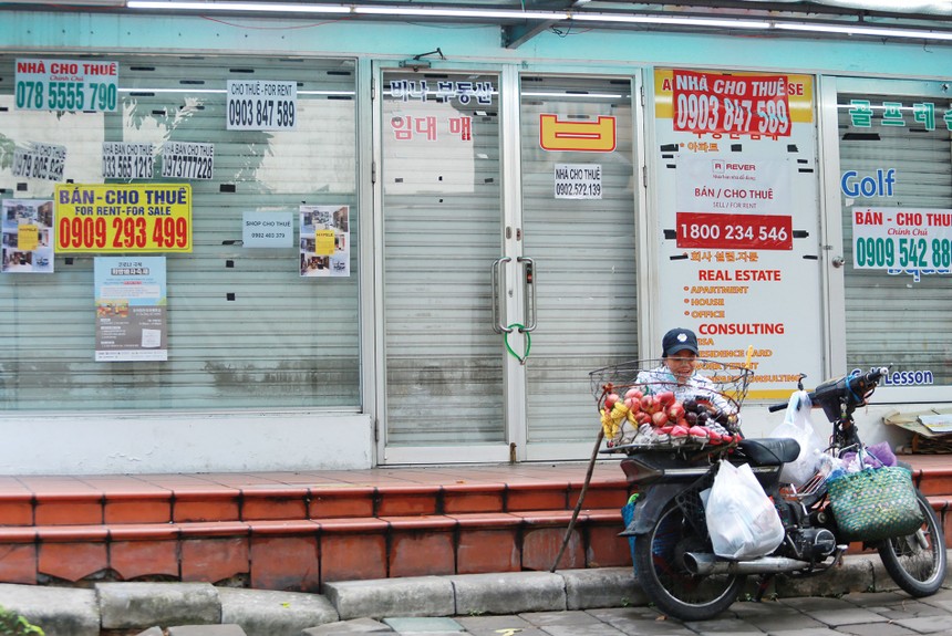 Từng là những cửa hàng thời trang đông đúc khu vực Phú Mỹ Hưng, nhưng nơi đây đã khoá trái cửa từ lâu. Ảnh: Trọng Tín