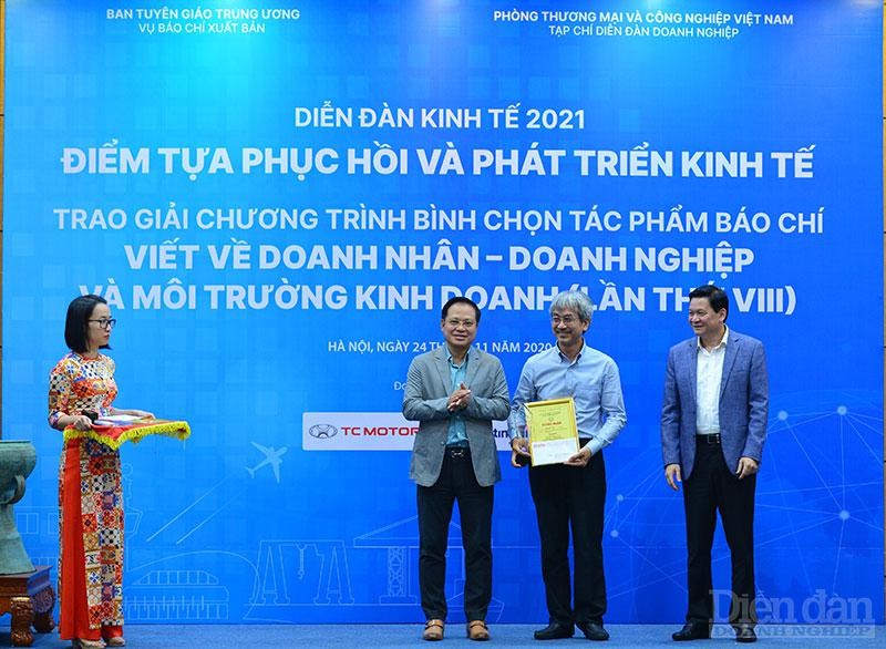 Ông Nguyễn Quốc Việt, Phó Tổng biên tập Báo Đầu tư thay mặt tác giả Khánh An nhận giải B, với tác phẩm: “Doanh nghiệp nhà nước trong lằn ranh thúc thủ và bứt tốc” (4 kỳ).