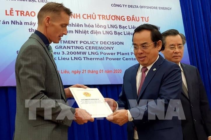 Dự án nhà máy điện khí tự nhiên hóa lỏng Bạc Liêu giúp tổng vốn FDI vào tỉnh này đứng đầu cả nước trong 11 tháng đầu năm 2020. (Trong ảnh: Ông Dương Thành Trung, Chủ tịch UBND tỉnh Bạc Liêu trao quyết định chủ trương đầu tư cho đại diện Công ty TNHH Delta Offshore Energy Pte. Ltd. Nguồn: TTXVN)