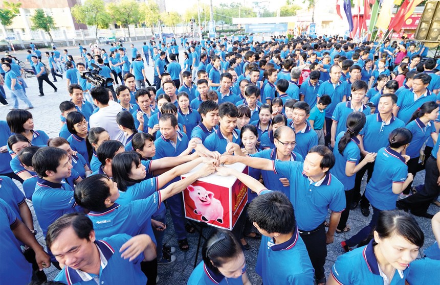 Cán bộ, nhân viên Dược Hậu Giang quyên góp cho bệnh nhân nghèo 