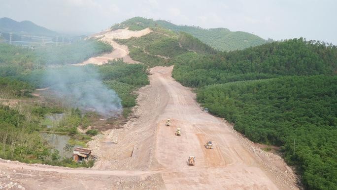 Thi công cao tốc Cam Lộ - La Sơn.