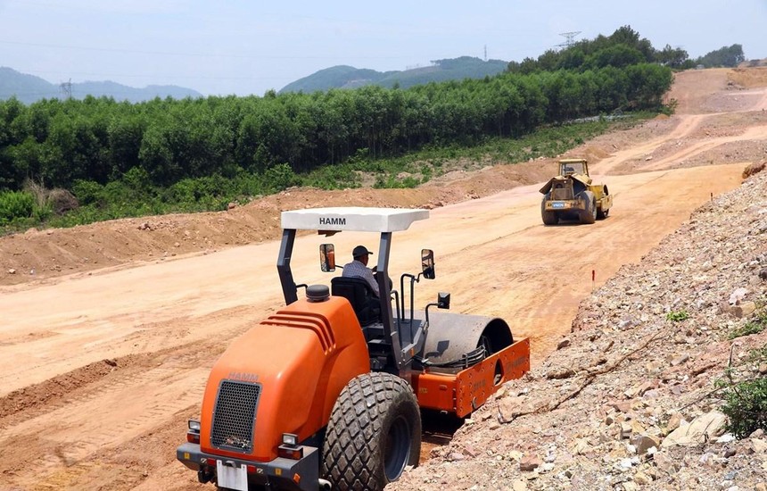 Thi công cao tốc Bắc - Nam phía Đông đoạn qua Quảng Trị.