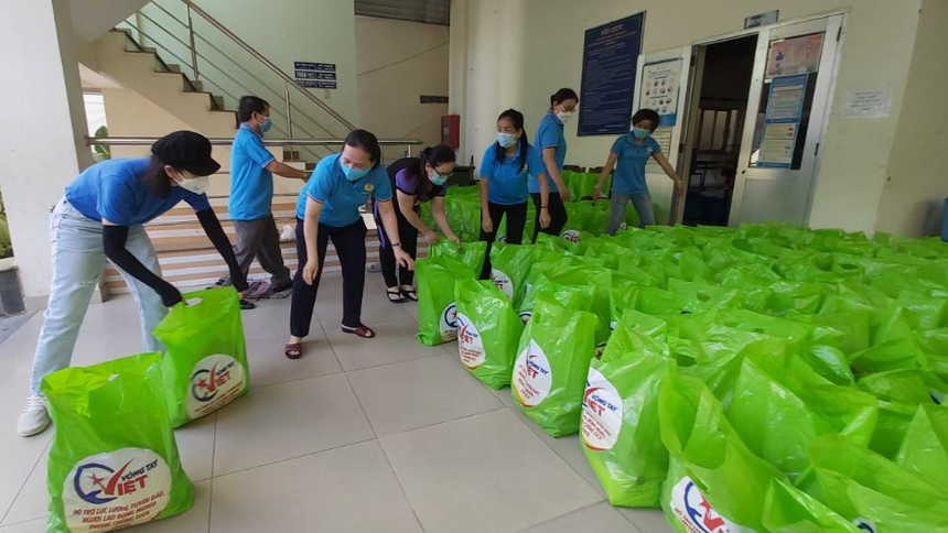 Các lực lượng hỗ trợ sắp xếp hàng hoá trong chương trình "Vòng tay Việt" do Hội hàng Việt Nam chất lượng cao phối hợp với Sở Công thương TP.HCM cùng một số đơn vị, doanh nghiệp tổ chức thực hiện (Ảnh minh hoạ).