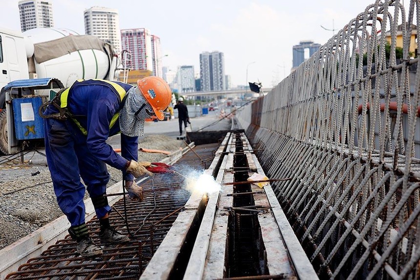 Thi công đường Vành đai 3 đoạn Mai Dịch - Thăng Long (Hà Nội). Ảnh: Đức Thanh