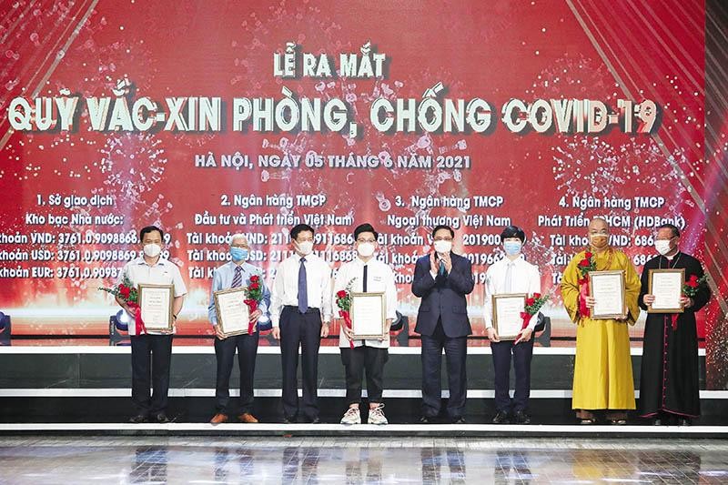 Hơn 8.600 tỷ đồng được ủng hộ vào Quỹ Vắc-xin phòng Covid -19 đã phản ánh tinh thần đoàn kết, sự đồng thuận xã hội và sức mạnh toàn dân trước những thách thức lớn. Ảnh: Quang Vinh 