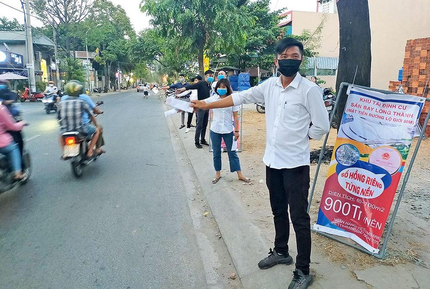 Môi giới bất động sản là một trong những đối tượng bị ảnh hưởng nặng nhất bởi Covid-19. Ảnh: Đức Thanh