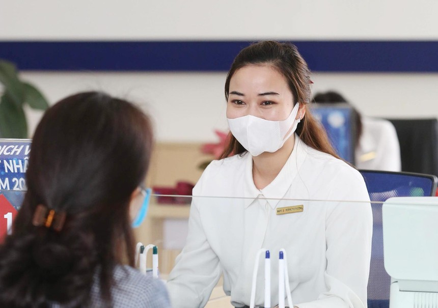 Nhiều ngân hàng giảm lãi suất huy động nên phải tìm cách tăng lợi nhuận từ các mảng khác ngoài tín dụng. Ảnh: Dũng Minh