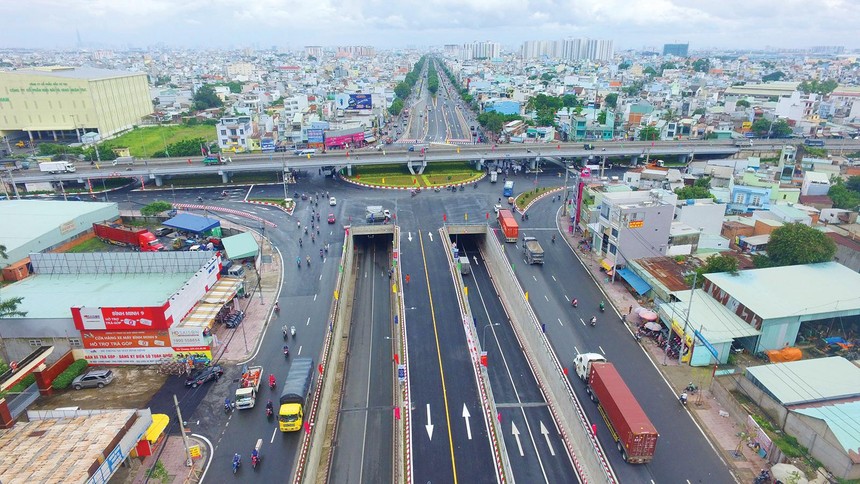 Hạ tầng kết nối khu vực TP.HCM và huyện Củ Chi. Ảnh Lê Toàn 