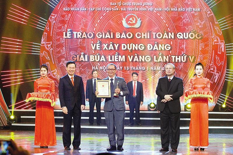 Với loạt bài “Chặt vòi bạch tuộc biến của công thành của tư”, Báo Đầu tư đã đoạt Giải A Giải Búa Liềm vàng năm 2020