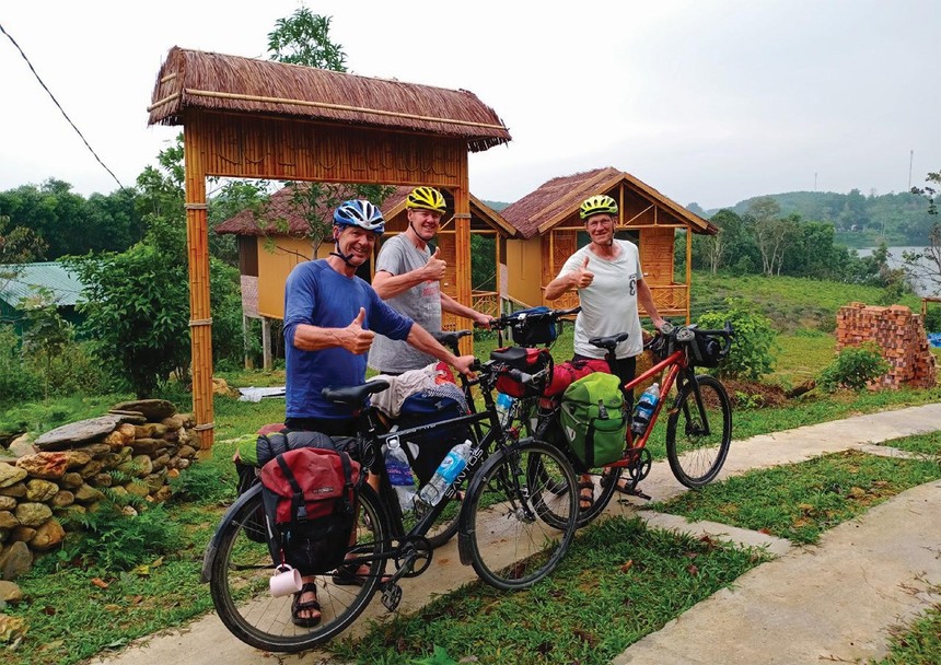 Du khách nước ngoài thích thú với các tour trải nghiệm farmstay. Ảnh: Thành 