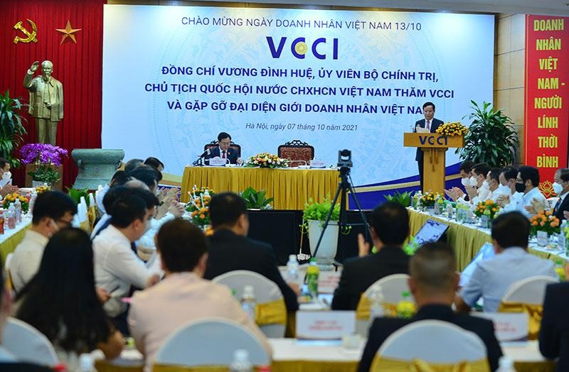 Chủ tịch VCCI Phạm Tấn Công báo cáo tại Cuộc gặp với Chủ tịch Quốc hội Vương Đình Huệ.