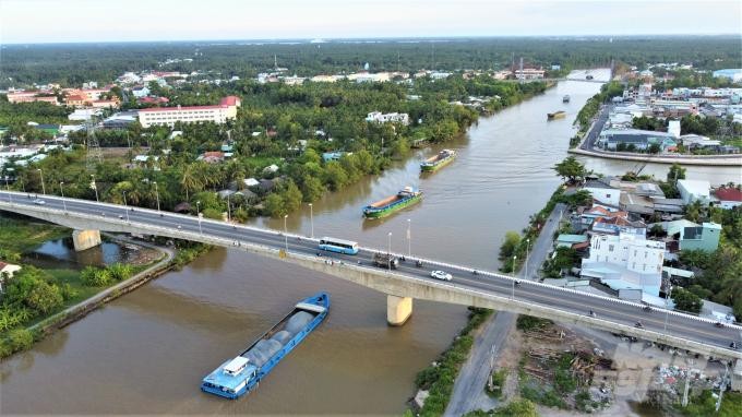 Vận tải hàng hóa tấp nập trên một tuyến kênh ở ĐBSCL