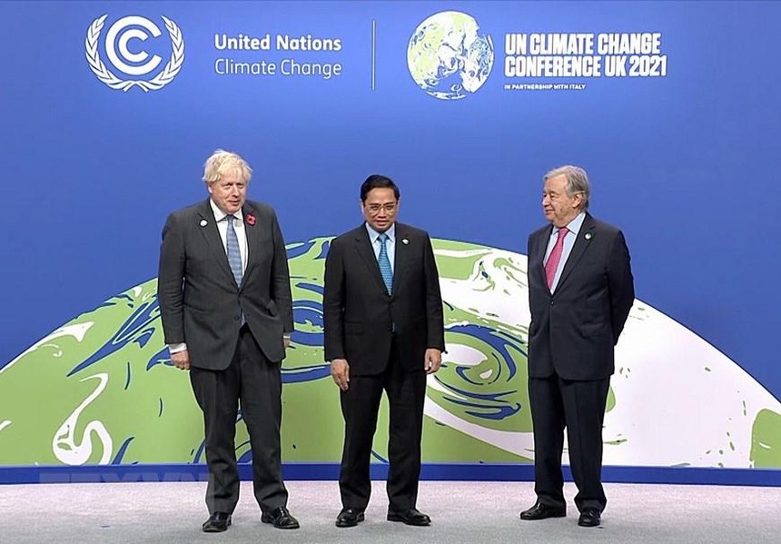 Thủ tướng Anh Boris Johnson và Tổng Thư ký Liên hợp quốc Antonio Guterres đón Thủ tướng Phạm Minh Chính đến dự Hội nghị COP26. (Ảnh: TTXVN)