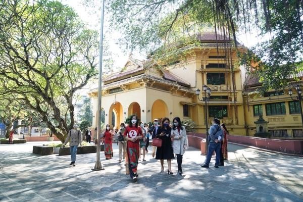 Độc đáo tour bộ hành “Kiến trúc Pháp trong lòng Hà Nội”