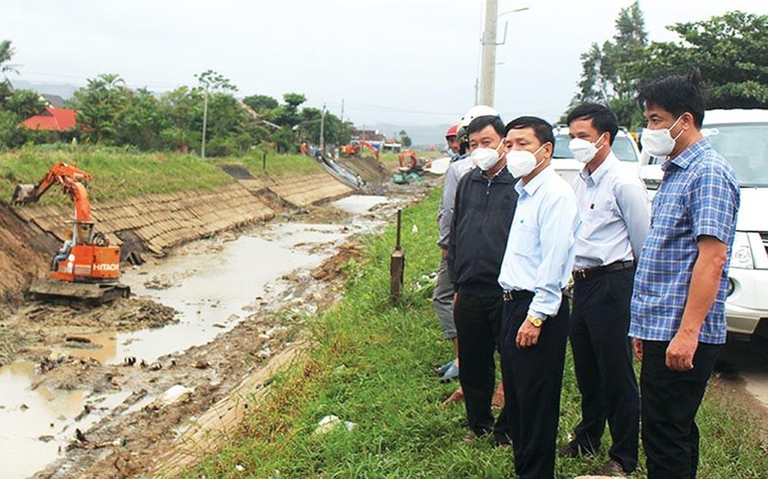 Phú Yên luôn tạo điều kiện thuận lợi cho doanh nghiệp hoạt động. Trong ảnh: Lãnh đạo UBND tỉnh Phú Yên kiểm tra thực địa triển khai dự án