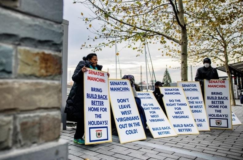 Các nhà vận động Mỹ tập trung ở Washington, D.C. để kêu gọi thượng nghị sĩ Joe Manchin thông qua Dự luật Build Back Better. Ảnh: AFP