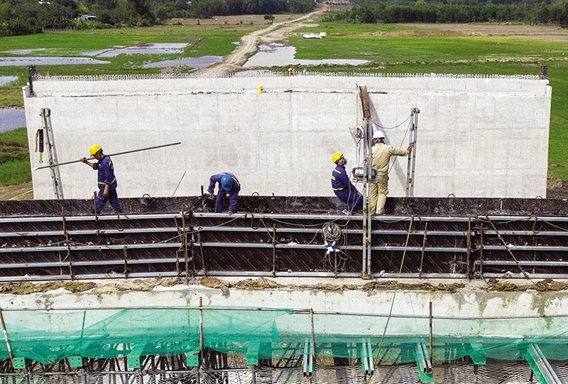 Nhiều dự án đầu tư công đang được đốc thúc đẩy nhanh tiến độ xây dựng. Ảnh: Đức Thanh