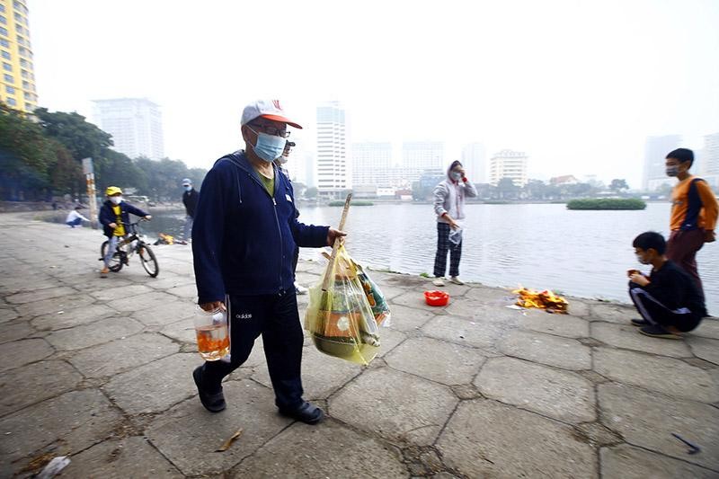 Muôn kiểu phóng sinh cá chép tiễn ông Công ông Táo về trời