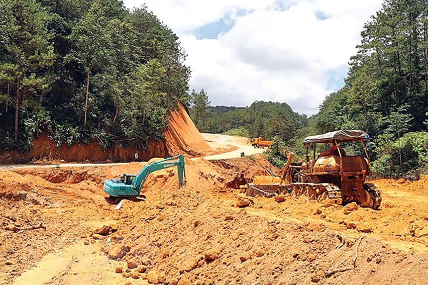 Thi công Gói thầu số 5, Dự án Cải tạo, nâng cấp các đoạn xung yếu trên Quốc lộ 24 - Dự án thành phần 2, đoạn qua huyện Kon Plông (Kon Tum) Ảnh: Cao Nguyên/TTXVN