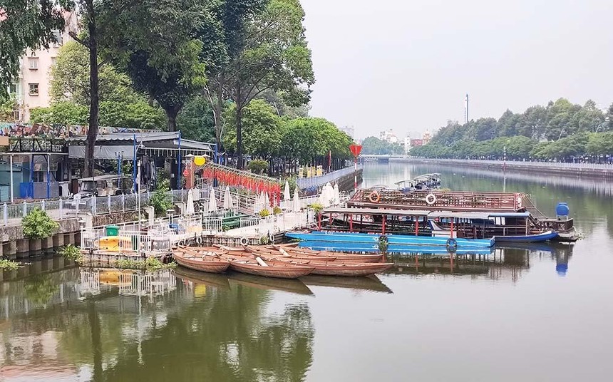 Trong khi cơ quan chức năng còn “tranh cãi”, thì thuyền của doanh nghiệp vẫn chưa thể xuất bến.