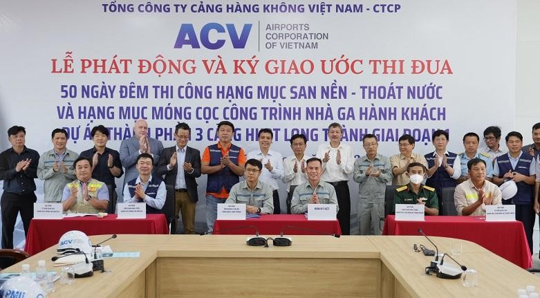 Các đơn vị ký giao ước thi đua hoàn thành Gói thầu 5.6 đúng tiến độ, chất lượng. (Ảnh: ACV).