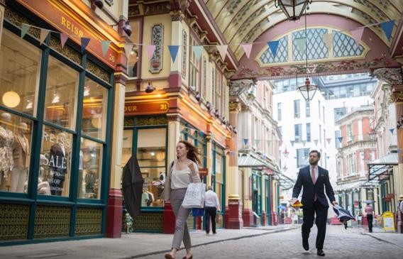 Khu mua sắm và ăn uống bên trong Leadenhall Market, London. Ảnh: AFP