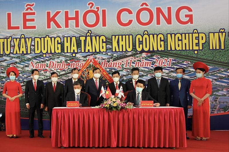 Lãnh đạo Cục Đầu tư nước ngoài - Bộ Kế hoạch và Đầu tư ký thoả thuận hợp tác đầu tư nước ngoài với đại diện lãnh đạo Sở Kế hoạch và Đầu tư tỉnh Nam Định