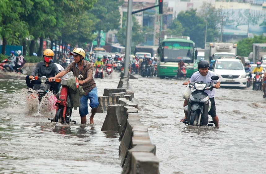 Đường Nguyễn Hữu Cảnh ngập trước khi Công ty cổ phần Tập đoàn công nghiệp Quang Trung vận hành “siêu máy bơm”