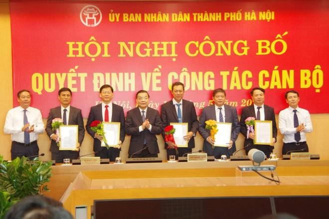 Chủ tịch UBND TP Chu Ngọc Anh trao quyết định và chúc mừng lãnh đạo Ban Quản lý dự án đầu tư xây dựng công trình dân dụng thành phố. (Ảnh: Phú Khánh)