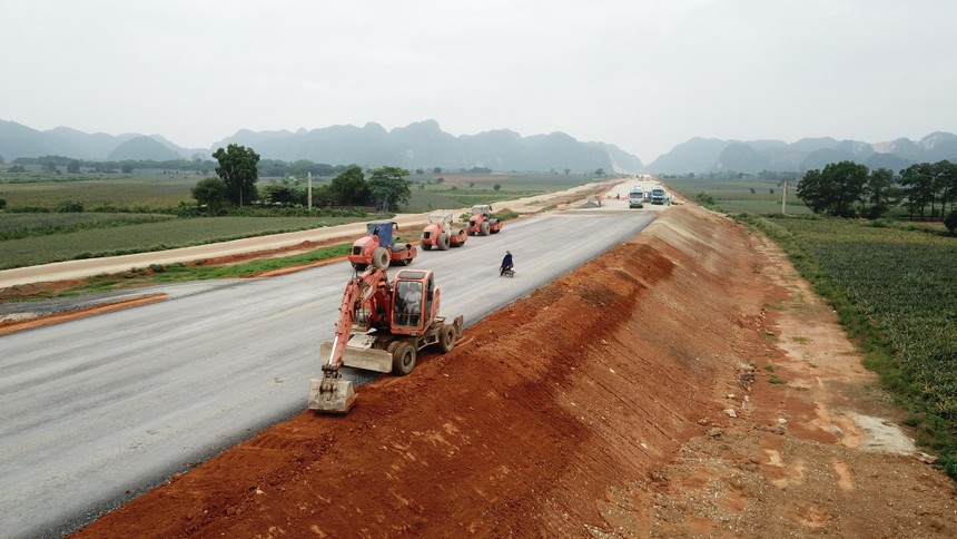 Thi công cao tốc Bắc - Nam đoạn Mai Sơn - Quốc lộ 45.