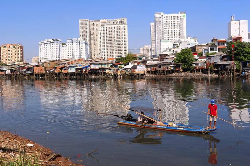 TP.HCM còn hàng chục ngàn căn nhà xập xệ ven kênh rạch. Ảnh: Lê Toàn