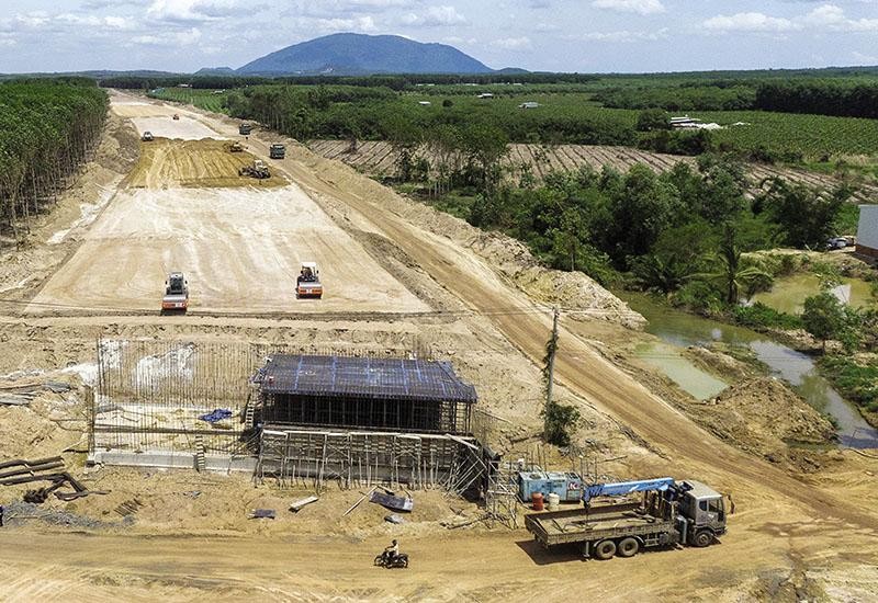 Thi công đường bộ cao tốc Bắc - Nam phía Đông, đoạn Phan Thiết - Dầu Giây.